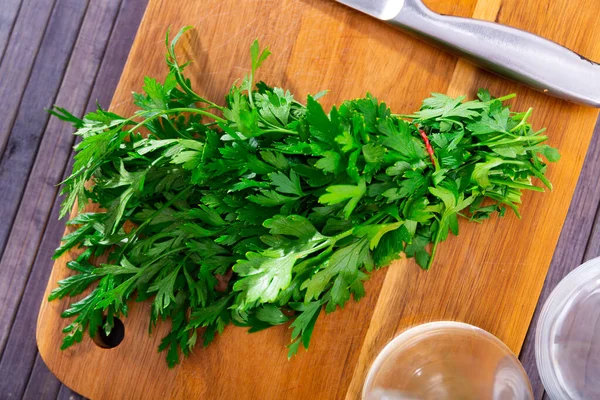 Paquete Perejil Fresco Sobre Fondo Madera Hierbas Aromáticas Preparadas Para — Foto de Stock