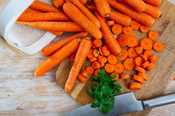 Mazzo Carote Prezzemolo Sul Tagliere Taglio Verdure Preparazione Cibo — Foto Stock