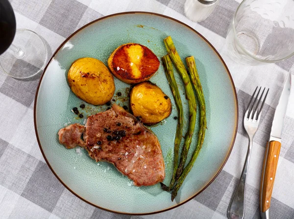 Plat Appétissant Steak Veau Cuit Four Décoré Poivrons Sur Dessus — Photo