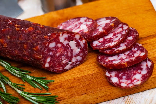 Antipasto Salsiccia Braunschweig Affumicata Secca Con Rosmarino Fondo Legno — Foto Stock