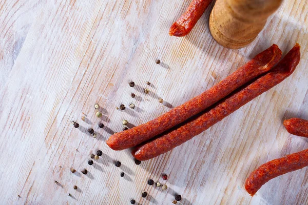 Popularne Cienkie Wędzone Kiełbaski Przekąskowe Drewnianym Tle Tradycyjny Czeski Produkt — Zdjęcie stockowe