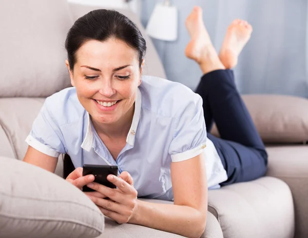 Mujer Alegre Relajación Camisa Con Teléfono Sofá Cómodo — Foto de Stock