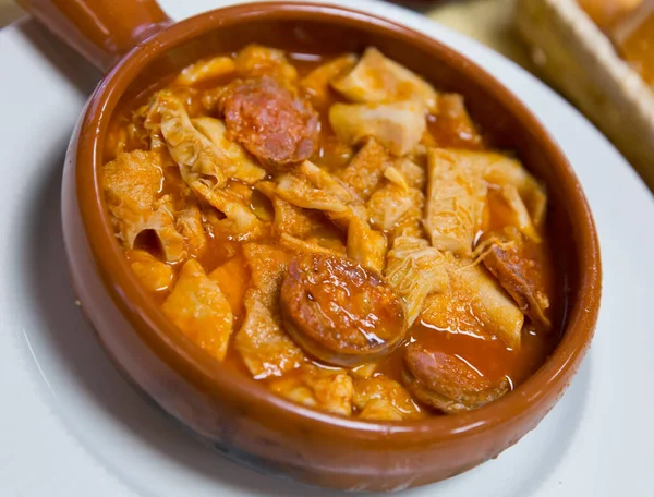 Gericht Der Spanischen Küche Eintopf Mit Rinderkutteln Und Blutwurst Chorizo — Stockfoto