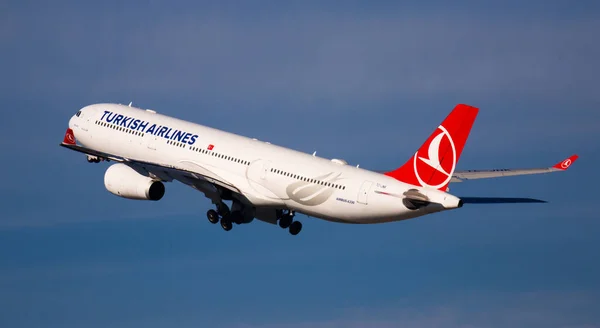 Barcelona Prat Febrero 2020 Aerolínea Turkish Airlines Despega Pista Aeropuerto — Foto de Stock