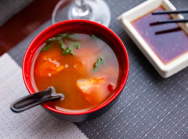 Japoński Styl Pikantna Zupa Pomidorami Zielenią Serwowane Sosem Sojowym — Zdjęcie stockowe