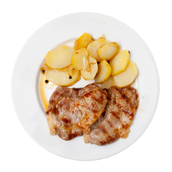 油炸多汁的猪肉和煮熟的土豆放在盘子里 因白人背景而被隔离 — 图库照片
