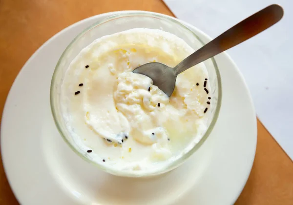 Вкусный Десерт Белый Молочный Мусс Подается Стеклянной Чашке — стоковое фото