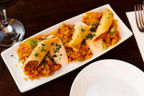 Heerlijke Marokkaanse Loempia Met Pittig Lamsvlees Met Harissa Geserveerd Met — Stockfoto