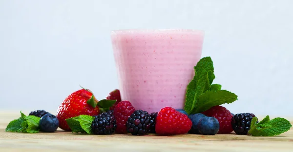 Yapımı Antioksidan Yaz Meyvesi Süt Kokteyli — Stok fotoğraf