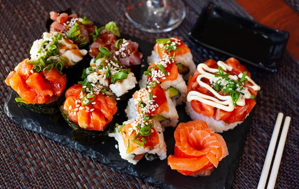 Traditionelle Japanische Sushi Platte Gunkanmaki Mit Verschiedenen Füllungen Uramaki Und — Stockfoto