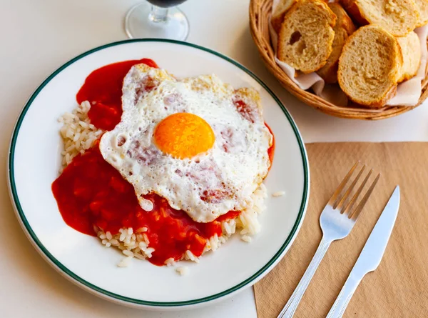 Κουβανέζικο Ρύζι Τηγανητό Αυγό Και Σάλτσα Ντομάτας Δημοφιλές Πιάτο Στην — Φωτογραφία Αρχείου