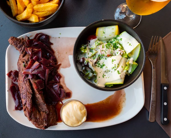 Filete Ternera Parrilla Con Chalotes Servidos Con Salsa Ensalada Verduras — Foto de Stock