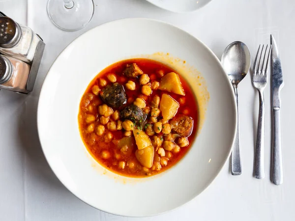 レストランでセラミックプレート上のジャガイモとソーセージとスペイン料理 ひよこ豆の羊飼いのスープ — ストック写真