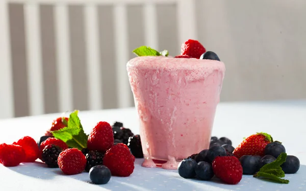 Masada Bir Bardak Meyveli Milkshake — Stok fotoğraf