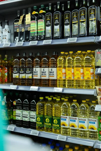 バルセロナ スペイン 2019年11月7日 スーパーマーケットの棚にオリーブオイルのボトル — ストック写真