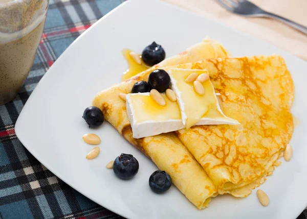 Warme Crêpes Met Brie Kaas Honing Pijnboompitten Bessen Geserveerd Met — Stockfoto