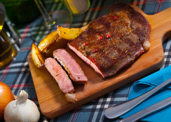 Eet Smakelijk Kalfsvlees Entrecote Met Gebakken Aardappelen Houten Serveerbord — Stockfoto