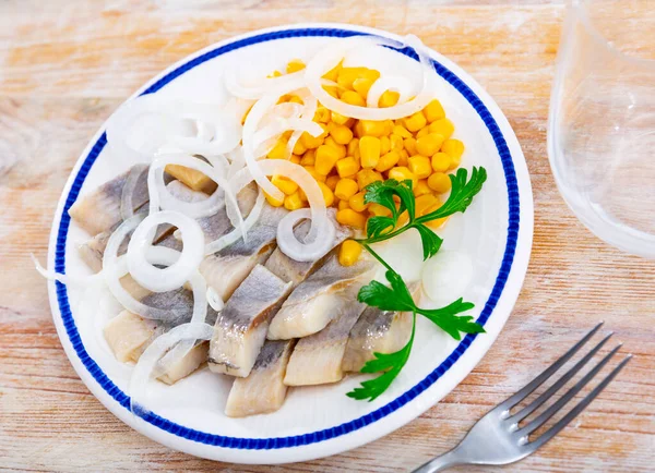 Heringsstücke Mit Mais Und Zwiebeln Auf Teller Serviert Vorspeisenfisch Auf — Stockfoto