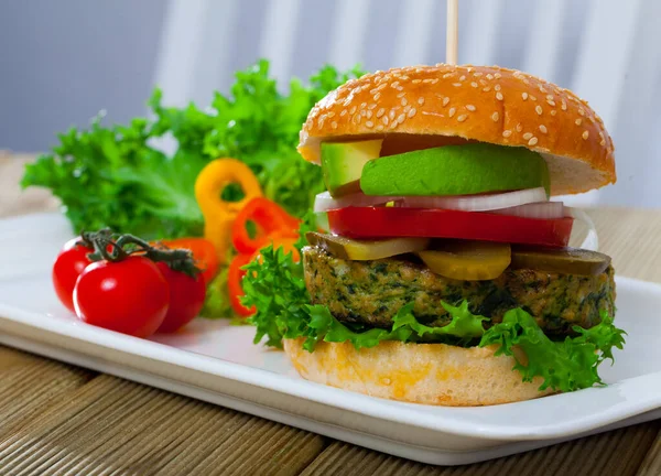 Hambúrguer Vegetariano Saboroso Com Costeleta Soja Tomate Abacate Alface — Fotografia de Stock