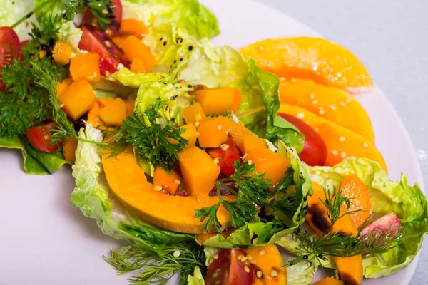 Bunter Salat Mit Gebackenem Kürbis Rezept Salatblätter Kürbisstücke Gehackte Kirschtomaten — Stockfoto