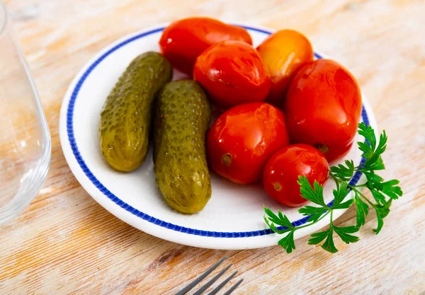 Portion Eingelegte Tomaten Und Gurken Auf Teller Serviert Dekoriert Mit — Stockfoto