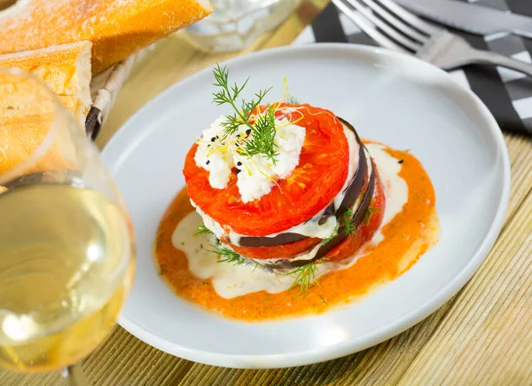 Grillad Aubergine Och Tomater Stack Kryddad Med Kryddig Gräddtomatsås Serveras — Stockfoto