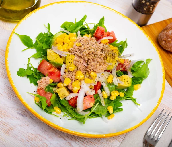 Salada Colorida Com Conservas Atum Tomate Abacate Cebola Arugula — Fotografia de Stock