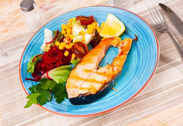 Gegrilltes Lachssteak Mit Salat Auf Dem Tisch Mit Zitronenstück — Stockfoto