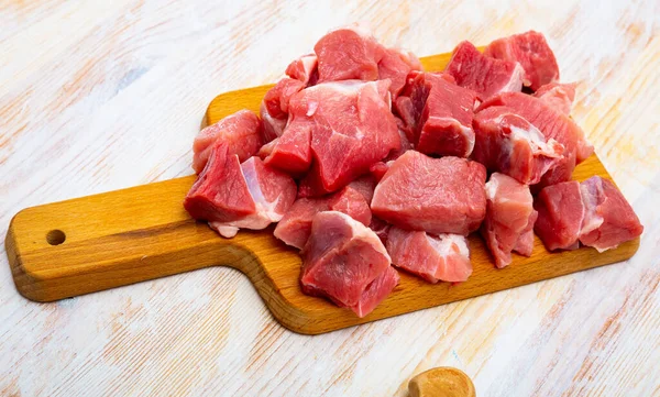 Close Carne Porco Picada Não Cozida Fundo Madeira — Fotografia de Stock