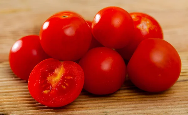Tomates Cereja Frescos Prontos Para Cozinhar Fundo Madeira Natural — Fotografia de Stock