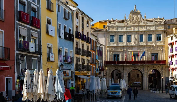 Cuenca Hiszpania Kwiecień 2022 Różne Kolorowe Budynki Restauracje Ratusz Plaza — Zdjęcie stockowe