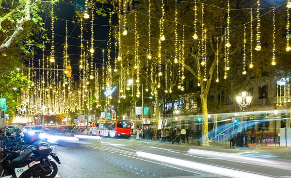 Barcelona Spanien Dezember 2021 Abendblick Auf Die Weihnachtlich Geschmückten Straßen — Stockfoto