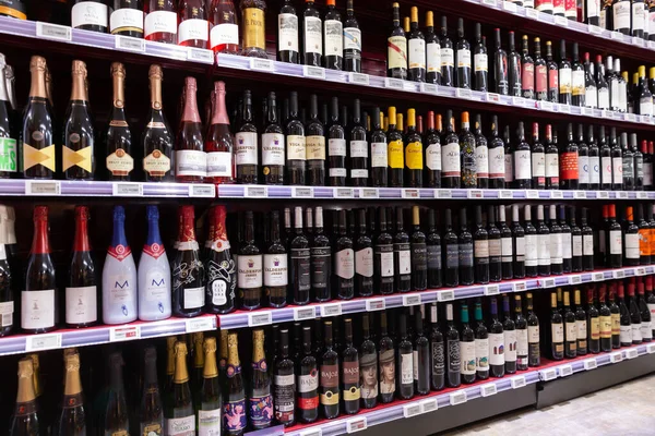Dükkanda Raflarda Şarap Bulunan Çeşitli Şişeler Yüksek Kalite Fotoğraf — Stok fotoğraf