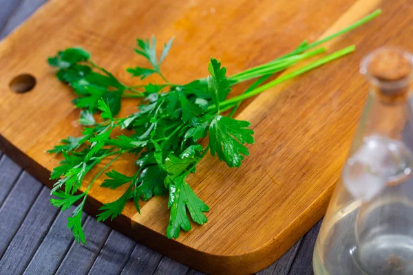 Verse Peterselie Een Houten Ondergrond Voorgrond Beeld — Stockfoto