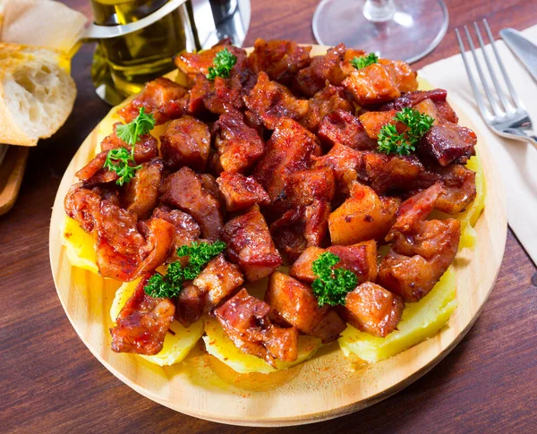 Gebratene Schweinsschnauzen Mit Pfeffer Auf Ofenkartoffeln Spanisches Gericht — Stockfoto