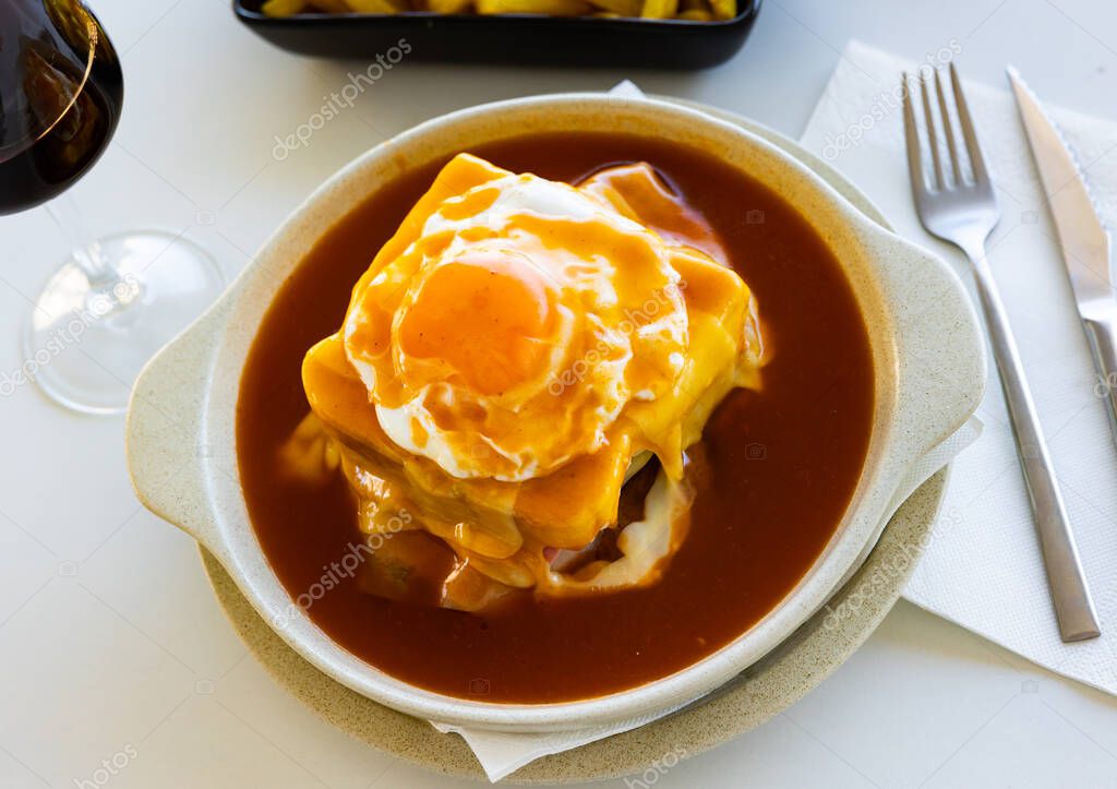 Típico sándwich portugués como el croque monsieur llamado Francesinha