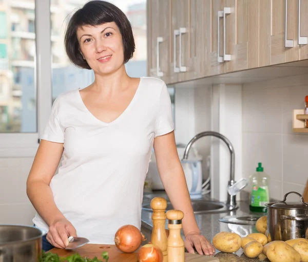 Portrét Šťastné Brunetky Ženy Mezi Nádobím Kuchyni — Stock fotografie