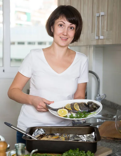 Positiv Hemmafru Matlagning Dorado Fisk Bakning Skålen Köket — Stockfoto