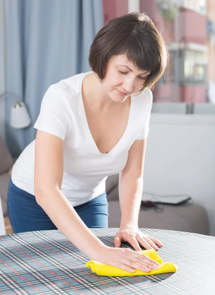 Portret Van Positieve Brunette Vrouw Schoonmaken Keuken Met Wasmiddel — Stockfoto