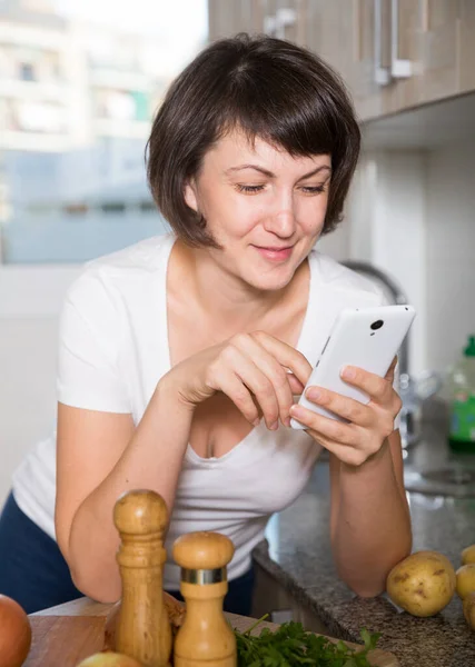 Домохозяйка Помощью Мобильного Телефона Время Приготовления Пищи Кухне — стоковое фото