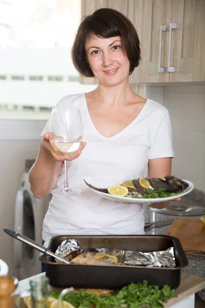 Portrait Positive Housewife Demonstrating Dorado Fish Baking Dish Kitchen — Stock Photo, Image