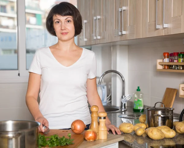 Portrét Pozitivní Hospodyňky Stojící Kuchyňského Pultu — Stock fotografie