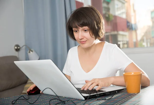 Entspannte Brünette Frau Arbeitet Hause Laptop — Stockfoto