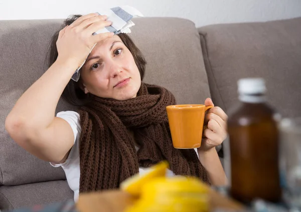 Sjuk Kvinna Med Mediciner Liggande Soffan Och Lider Värme — Stockfoto