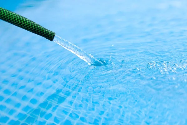 su havuzuna hortum dan dökülür