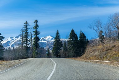 dağların karlı zirvelere yol