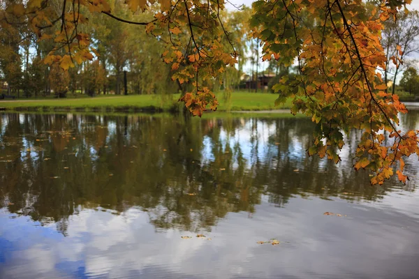 Lago in autunno — Foto Stock