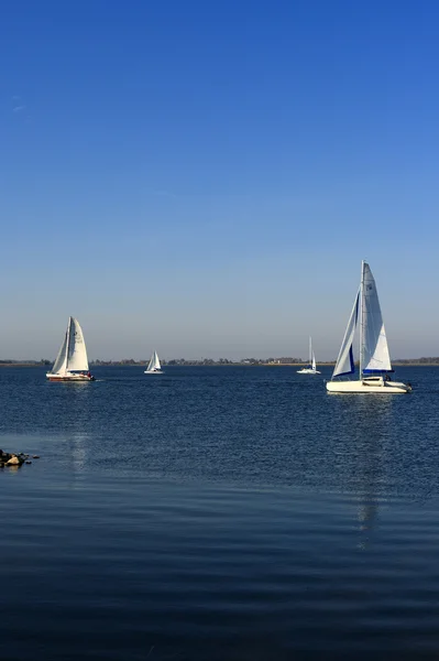 Yacht a vela sul lago — Foto Stock