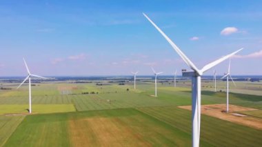 Litvanya 'nın merkezindeki rüzgar çiftliği kompleksi temiz elektrik üretiyor.