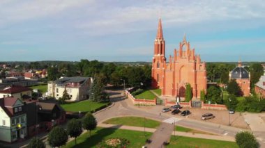 Rokikis Bağımsızlık Meydanı 'nda panoramik genel bakış. Rokikis 'in merkezinde Aziz Matthew Kilisesi var Havari Evangelist. 